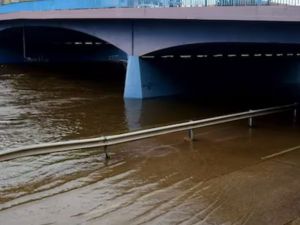 Corte total en la Costanera de Córdoba por la crecida del Río Suquía