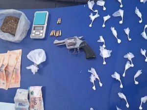 Detienen a un hombre tras huir de un control: llevaba droga, un arma y dinero