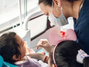 El Móvil Odontológico gratuito recorre los barrios de Córdoba: cronograma de abril