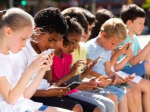 Justicia condena a gigantes tecnológicos por generar adicción digital en menores de edad