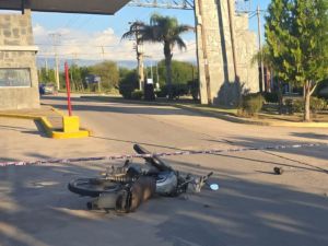 Tragedia en San Pedro: un motociclista de 73 años murió tras chocar con un auto