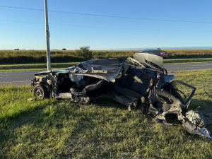 Dos jóvenes de 22 años murieron tras despistar y chocar contra un poste en Av. Armada Argentina