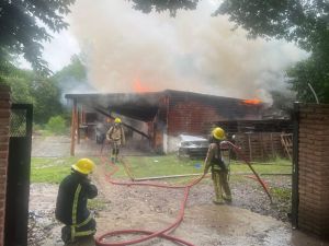 Un rayo provocó un incendio en una cabaña de Cosquín y generó daños materiales