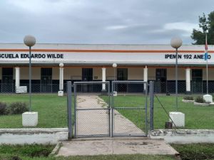 Estudiantes deben caminar 3,5 kilómetros para poder ir a la escuela por falta de transporte