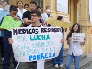 Residentes del Hospital de Clínicas de Córdoba paran durante cinco días por reclamo salarial