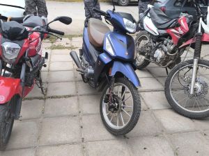 Persecución en Córdoba: quiso esconderse en una casa y hallaron tres motos robadas