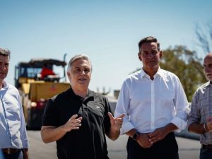 Martín Llaryora supervisó el asfaltado del viaducto en la salida de Valle Escondido