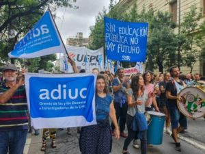 Docentes universitarios realizan una semana de paro en todo el país por reclamos salariales