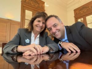 Adorni y Bullrich se reunieron en Casa Rosada por la agenda de reformas oficial