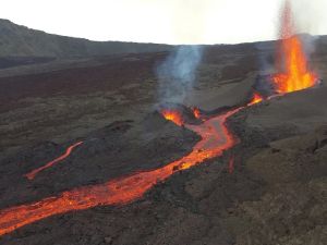 Impresionante erupción: un río de lava del volcán Piton de la Fournaise recorrió siete kilómetros hasta el mar