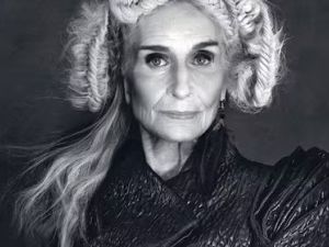 Murió Daphne Selfe, la modelo en actividad más longeva del mundo, a los 97 años