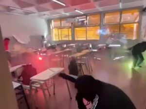 Alumnos protagonizaron una peligrosa “guerra” de bengalas dentro de una escuela de Catamarca