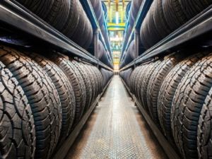 Crisis en la industria del neumático: trabajadores de fábrica cordobesa sostienen un acampe por falta de pago