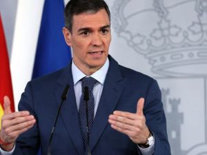 España lanza un paquete anticrisis: baja el IVA a los combustibles y veta despidos en empresas con ayudas