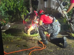 Bomberos rescataron a una mujer de 85 años que cayó a un pozo ciego en Córdoba