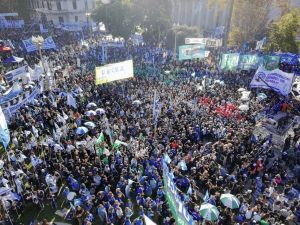 La CGT movilizó en Plaza de Mayo y cuestionó con dureza la gestión de Javier Milei