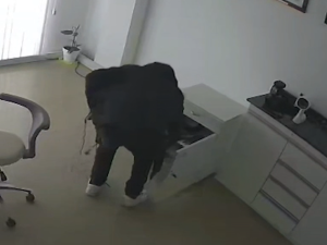 Robo exprés: en un minuto se llevaron equipos de un consultorio odontológico