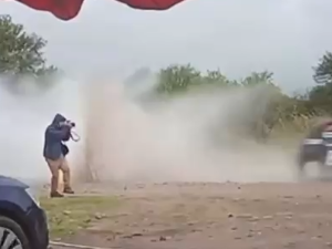 Un camarógrafo resultó herido de un piedrazo durante el Rally en Villa Dolores