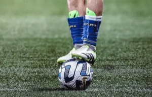 Nueva regla en el fútbol argentino: pararse sobre la pelota será sancionado con tarjeta amarilla