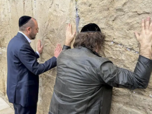 Javier Milei inició su visita en Israel con una oración en el Muro de los Lamentos