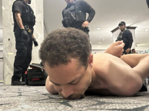 Quién es el hombre detenido tras el incidente en cena con Trump en Washington