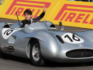 Hermoso homenaje: Franco Colapinto corrió con la “Flecha de Plata” de Juan Manuel Fangio
