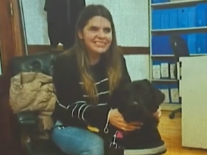 Bella, la perra guía que acompaña a Ivana en su vida diaria y le cambió la vida por completo