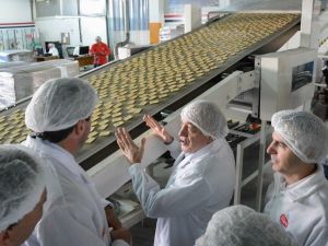 Cierra una emblemática fábrica de galletas en San Juan y despiden a decenas de empleados