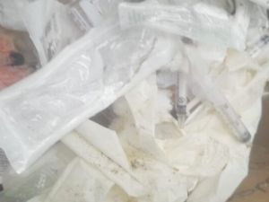 Veterinaria clausurada por arrojar residuos patógenos en contenedores públicos