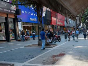 Compras en Córdoba: ¿Cómo funcionará el comercio durante los feriados de abril?