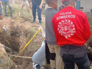 Rescate en barrio Los Filtros: salvaron a un caballo que cayó en un pozo ciego