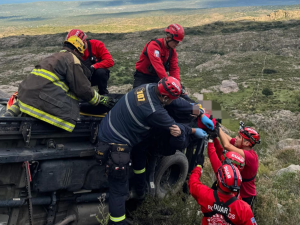Rescataron a un hombre tras caer 30 metros con su camioneta en Altas Cumbres