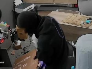 Inseguridad: cuatro delincuentes desvalijaron un local de celulares en Monte Cristo