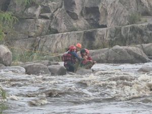 Dramático rescate en Mina Clavero: una mujer fue salvada tras la crecida del río