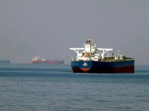 El petróleo se desploma tras la reapertura total del estratégico Estrecho de Ormuz