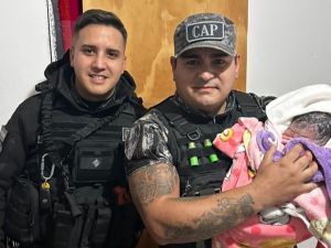 Emotivo operativo: policías ayudaron a una mujer a dar a luz en plena vía pública