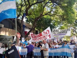 Jubilados marchan por la crisis en PAMI: médicos y pacientes exigen soluciones