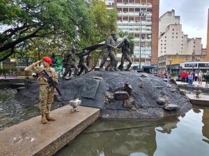 Malvinas: Un homenaje bajo la lluvia para mantener viva la memoria