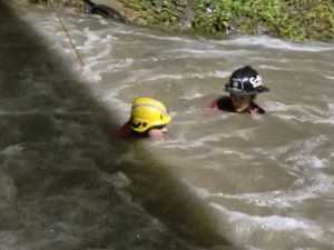 Rescate extremo: intentó cruzar un vado cerrado y fue arrastrado por la corriente