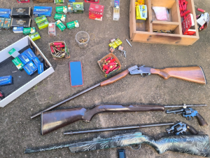 Un hombre de 69 años detenido en Villa Sarmiento tras secuestrarle un arsenal de armas