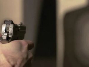 Una mujer olvidó su pistola cargada sobre el techo del auto frente a un jardín de infantes