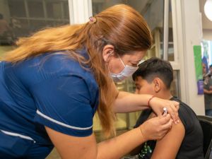 Baja cobertura: el municipio lanza campaña para vacunar a más de 20 mil personas, entre niños y adultos mayores