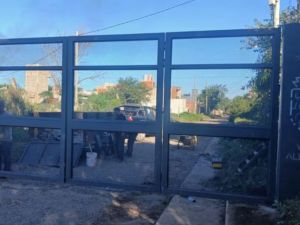 Villa Allende instala el primer portón para cerrar calles: polémica y seguridad