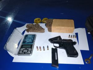 Villa El Tropezón: un hombre fue detenido con un arma de fuego y drogas en un operativo