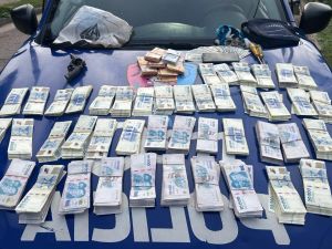 Dos detenidos por un asalto en barrio Sargento Cabral: recuperan dinero y secuestran un arma