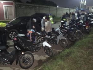 Desarticularon una reunión masiva, clausuraron una despensa y secuestraron vehículos