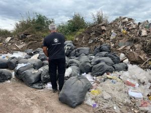 Clausuran una droguería en Córdoba por arrojar residuos de manera ilegal