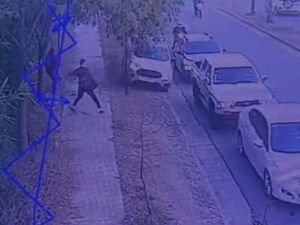 Perdió el control de su auto, subió a la vereda y casi atropella a varias personas