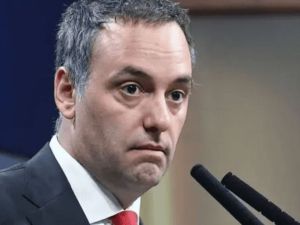 Manuel Adorni expone en Diputados con respaldo de Milei en una sesión de alta tensión política