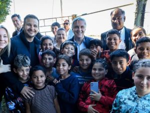 Martín Llaryora visitó localidades del sudeste y anunció obras, viviendas y aportes